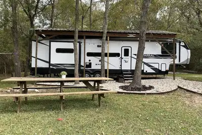 Image de 43ft Chic & Cozy Rv in country w/pool+spa in Lake Conroe/Willis