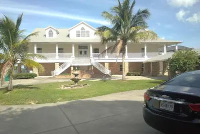 Image de Grand Estate whole 2nd floor, heated pool, over 4, 000 sq ft on intercoastal,