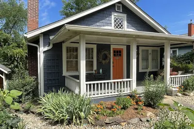 Image de Cozy cottage nestled in small town of lovely Weaverville!