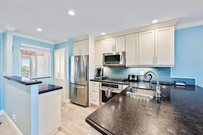Beautifully renovated top floor condo with lake view, minutes from the beach