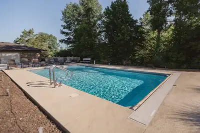 Image de Lake Views & Access + Pool, Indoor\/Outdoor Living, Family & Pet Friendly