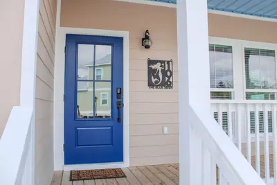 Image de Beach view and steps from the Sand. . . 5 Star Luxury Coastal Cottage.