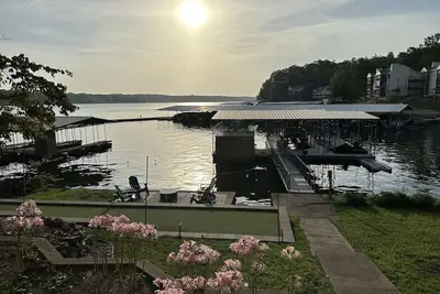 Image de Spacious Updated Lakefront House with Huge Private Dock and Bocce Ball Court