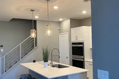 Image de Beautiful Luxury Townhouse W/Fast Wi-Fi & Free Parking