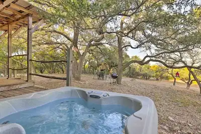 Image de El Sol: Private Cabin with Hot Tub and Amazing Views, 3 mi to Wimberley Square!