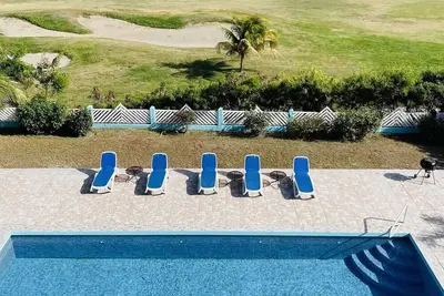 Image de Spacious 4 King Bed En-Suite Apartment on Golf Course with large Pool
