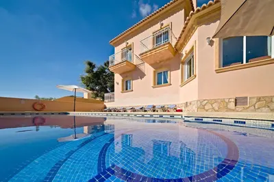 Image de Belle maison de vacances privée avec piscine privée, Wifi, climatisation, Tv, patio, parking