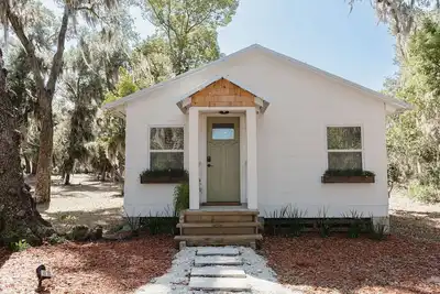 Image de Fully remodeled 2 bed 1 bath private home located in Historic downtown Darien.
