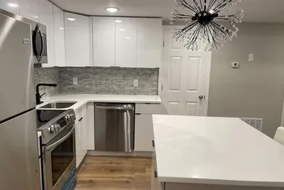 Image de New 2 bedroom w/deck 2 blocks to beach & boardwalk.