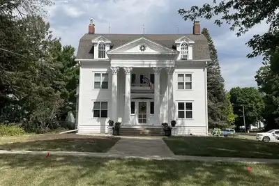 Image de Historic home near lake, parks, shopping and Bvu! Perfect for the holidays!