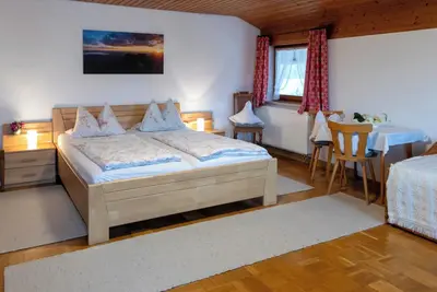 Image de Vacation apartment Wiesenblick, upper floor, 50 sqm, 2 - 5 pers. Bedroom, balcony