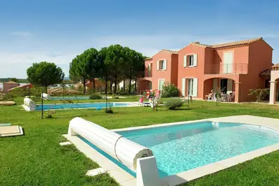 Image de Villa d'été avec terrasse ou loggia, située en Languedoc