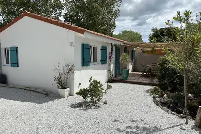 Image de Maison 55m2 climatisée 5pers à 25m de la mer terrain clôturé parking 2 voitures