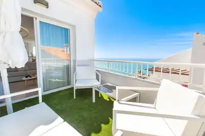 Image de Appartement de luxe avec vue sur la mer, piscine, Wi-Fi et terrasse.