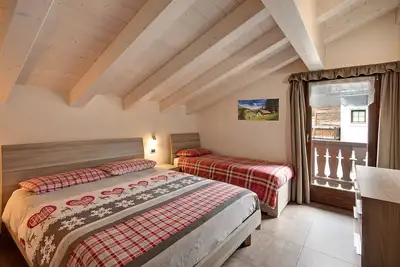 Image de Appartement \"Arcobaleno Arancione\" avec vue sur les montagnes, jardin et Wi-Fi.