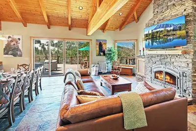 Image de Luxury 6 Bedroom Retreat w/ 6 En-Suite Bathrooms! Sprawling Deck w/ Beautiful Mountain/Slope Views! Shuffleboard + Foosball! Gourmet Kitchen & Bar! Less Than 1 Mile to Bear Mountain Resort & Golf Course!