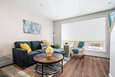 Image de Summer Break! Downtown | Lake Views! New 4br