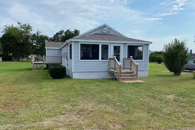 Image de One block from private Misquamicut Fire District beach!