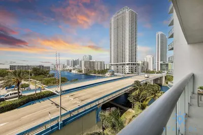 Image de 2br w/ Balcony + Amazing Pool + Gym