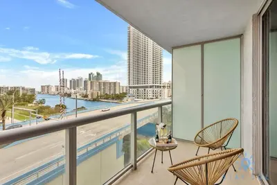 Image de Spectacular Apartment w/Balcony+ Pool+ Near Beach