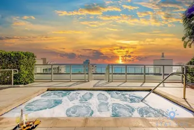 Image de Rooftop Pool|Hollywood Beach Boardwalk