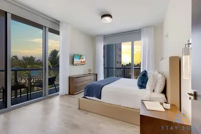 Image de Beachside Luxe: Modern Condo, Rooftop Pool