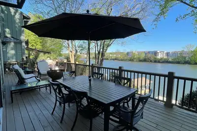 Image de Beautiful 4 Bedroom River Front House in Downtown