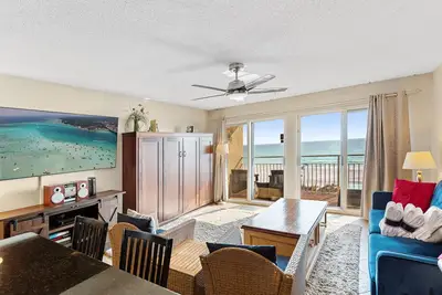 Image de Crystal Sands 214a - Gulf Front, Heated Community Pool, Beach Service Included!