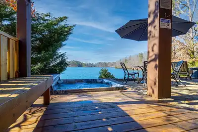 Image de Beautiful and spacious home near Warpath Landing with hot tub and dock!