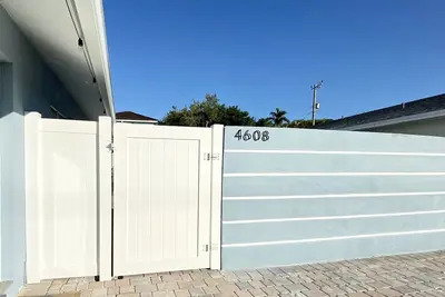 Image de Family house! 2 Blocks From The Beach 3b/3b