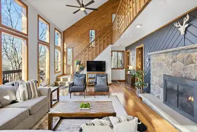 Image de Karaoke! •Lux French Chalet•HotTub•Pool Table•FirePit•Pets•Ac•Beach+Lake Access!