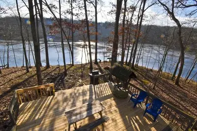 Peaceful Dog Friendly Lakefront Getaway! Newly Renovated w/ Hot Tub!