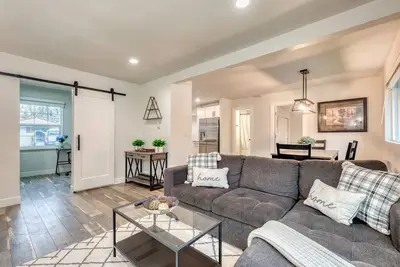 Image de 1905 Farmhouse w\/ Fresh Make Over ☼ 3 Br \/ 2 Ba