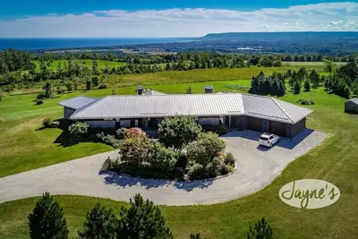 Image de 3 bdrm, 3 bath Country Home, 10 acres, private, hot tub, view of Georgian Bay!