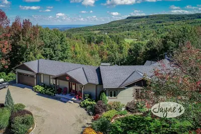 Image de 3bdrm 3bath chalet in The Blue Mountains. All Day Sun! Hot Tub! Games Room!