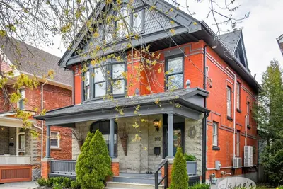 Image de Stunning century home downtown Collingwood! 4bdrm 3bath! Huge Rec Room!