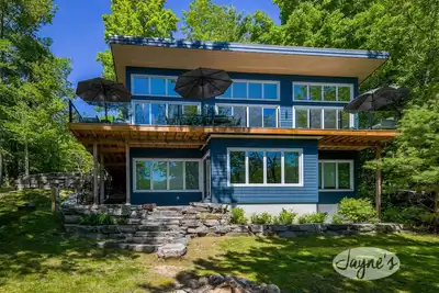 Image de Professionally styled luxurious 4 bdrm 3 bath cottage on Lake Joe!