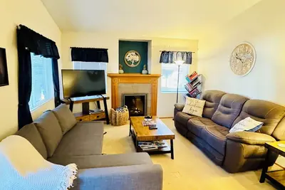 Image de Walk to the village - Pet friendly! ! 2 bedroom upstairs unit