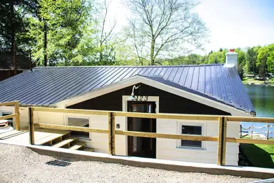 Image de Cozy Lakeside Cabin with tons of fun!