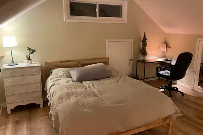 Image de Quaint Studio Space, right next to Macalester College, 5 miles uptown/downtown