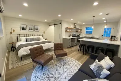 Image de Remodeled Studio Cottage! Walk to Lake and Hiking Trails