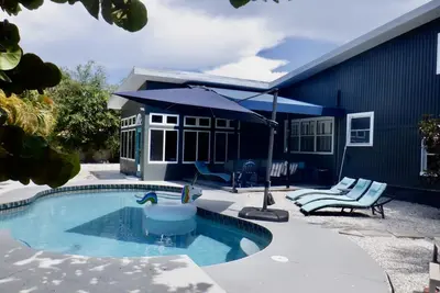 Image de Mid Century Lux- pool / canal house walk to the village