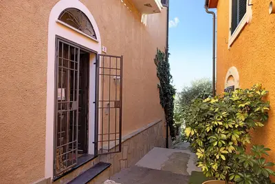 Image de Appartement \"Residenza Stoechas White\" avec Wi-Fi, jardin et terrasse