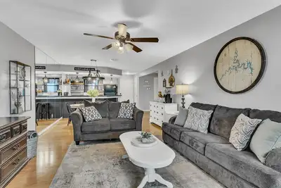 Image de Lake Bluff Retreat - 1st floor condo, pool, fitness center, sport courts, golf