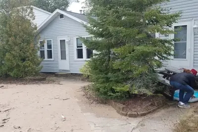 Image de Two bedroom cabin right on the beach! !