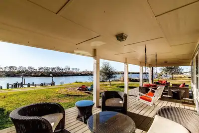 Image de River Front Cottage w\/lighted Dock! Perfect for Family beach & fishing trips!