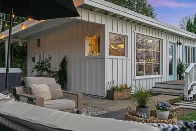Image de Waterview Rabbit Hill Cottage w\/hot tub.