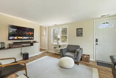 Image de Walk to Campus/Downtown with Fiber WiFi & Workspace