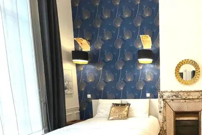Image de Adam à part, Dans de beaux draps