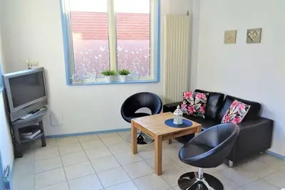 Image de 200 m from the sea, directly on the lake with hiking trail and small wooded area.